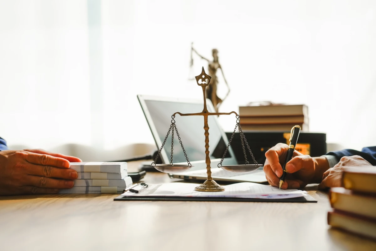 Les obligations des avocats en matière de représentation en justice : un rôle clé pour garantir une défense équitable