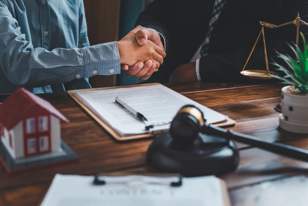 Gérer les conflits de voisinage en droit immobilier : Comment s'y prendre ?